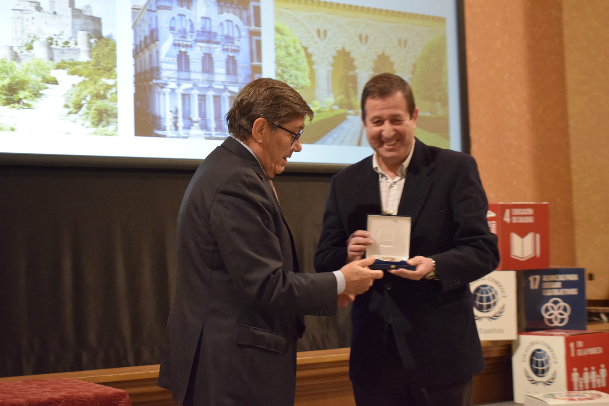 Luis Masgrau presidente de la FAM recoge la Medalla al Mérito Turístico
