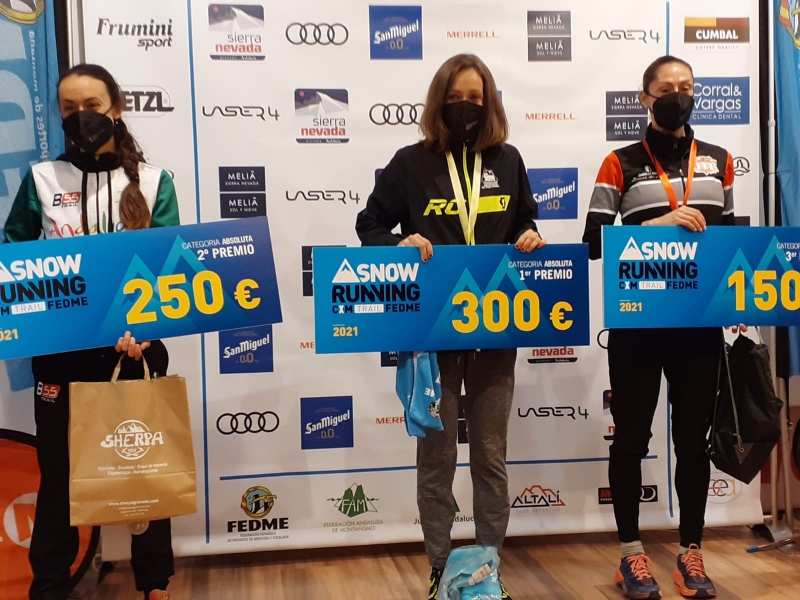 Virginia Pérez recibe la medalla en el Campeonato de España de Snow Running