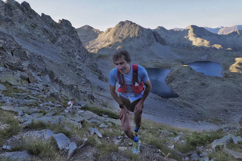 Óscar Puyuelo en los Ibones de Brazatos. Fotografía de Jordi Santacana
