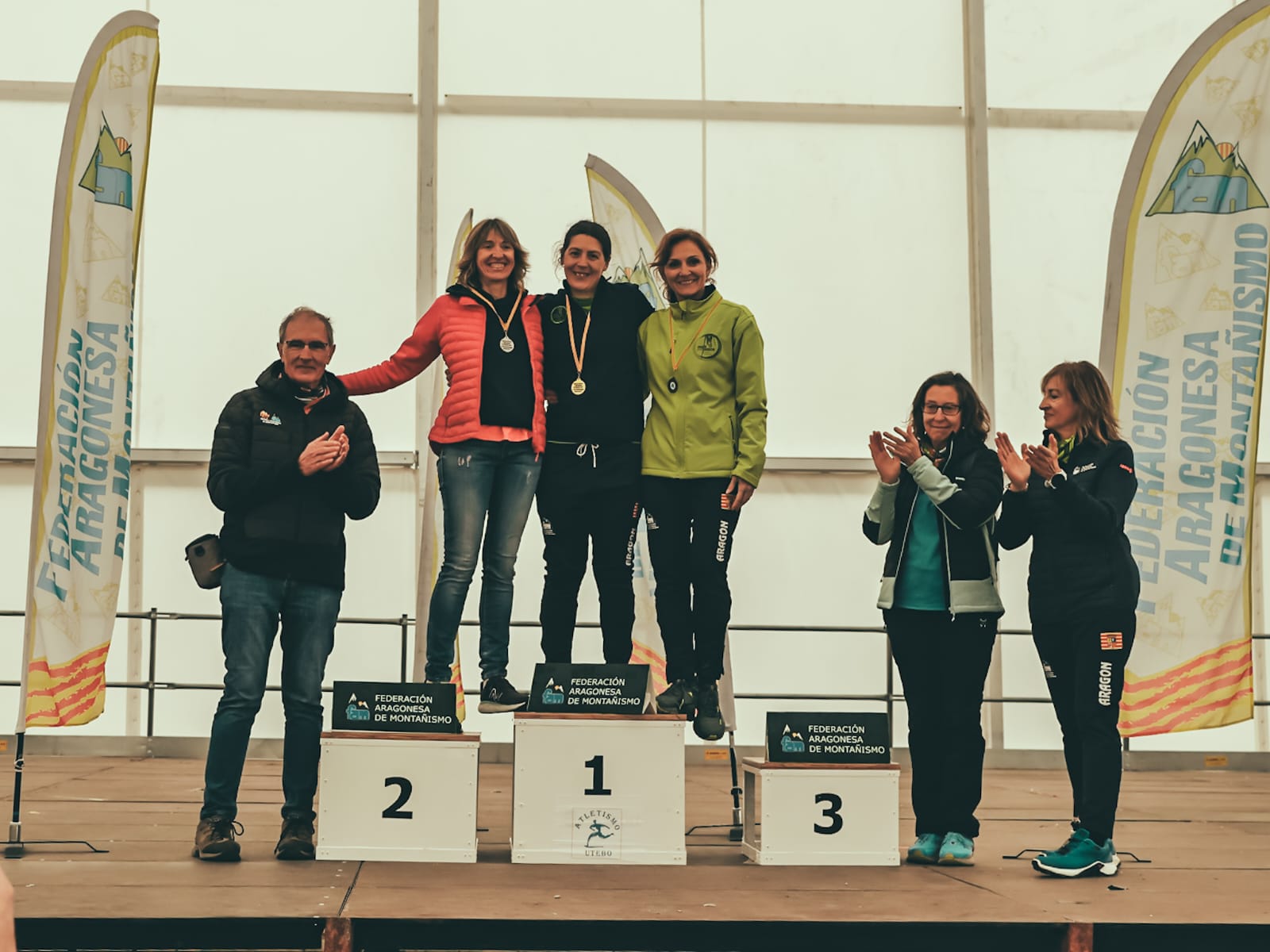 Podio femenino campeonato Aragón marcha nórdica